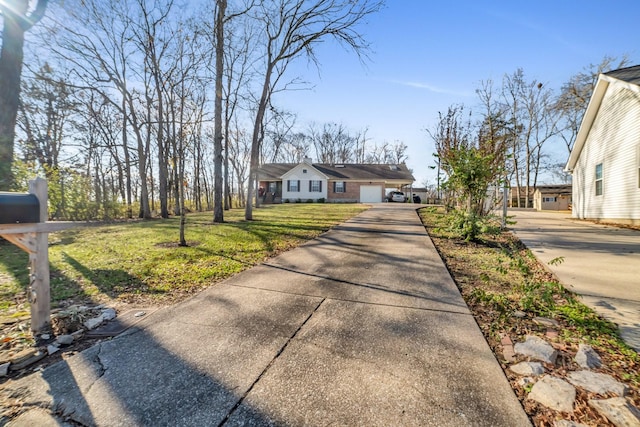 view of front of house featuring a front lawn