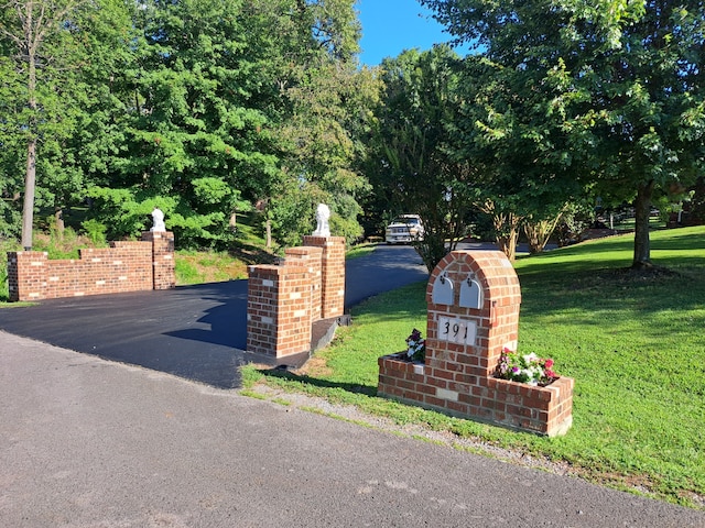 community sign with a yard