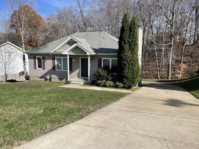 view of front of home featuring a front yard