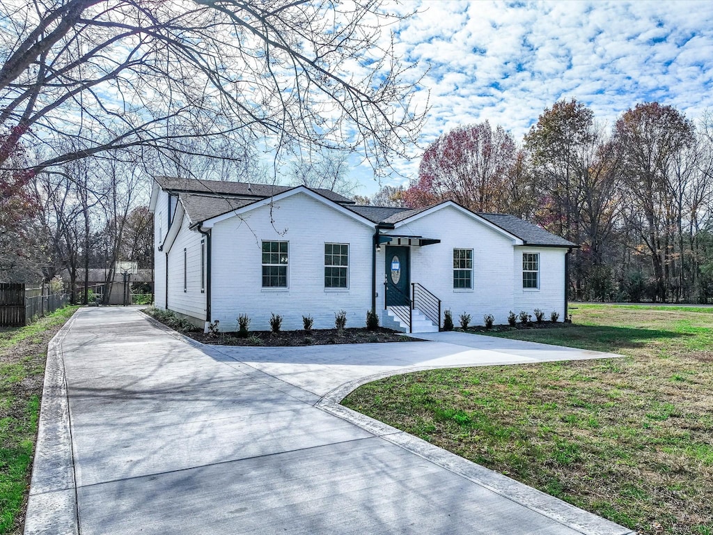 view of front of property with a front lawn