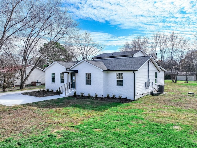 view of front of home featuring a front yard and central AC unit