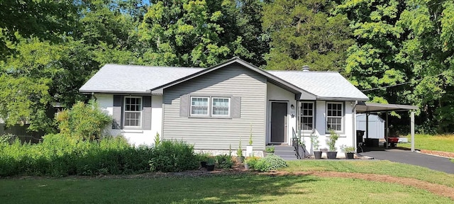 view of front of home featuring a front yard and a carport