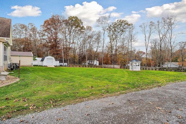 view of yard featuring a storage shed