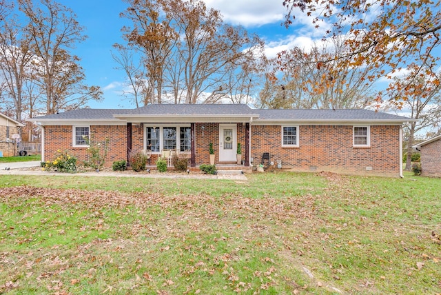 ranch-style home featuring a front lawn