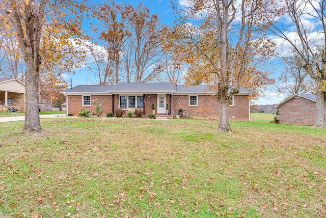 single story home with a front lawn