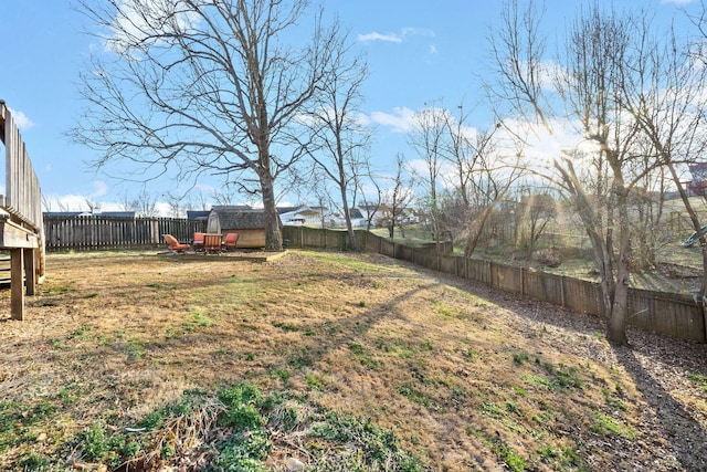 view of yard featuring an outdoor structure