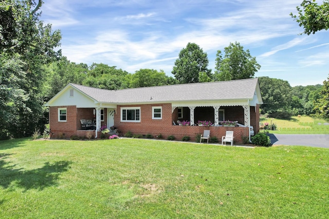 single story home with a front lawn