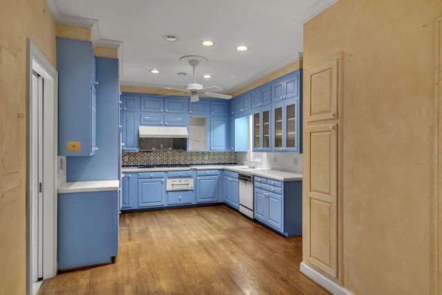 kitchen featuring light hardwood / wood-style floors, dishwasher, ceiling fan, and blue cabinets