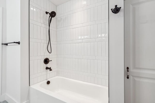 bathroom with tiled shower / bath