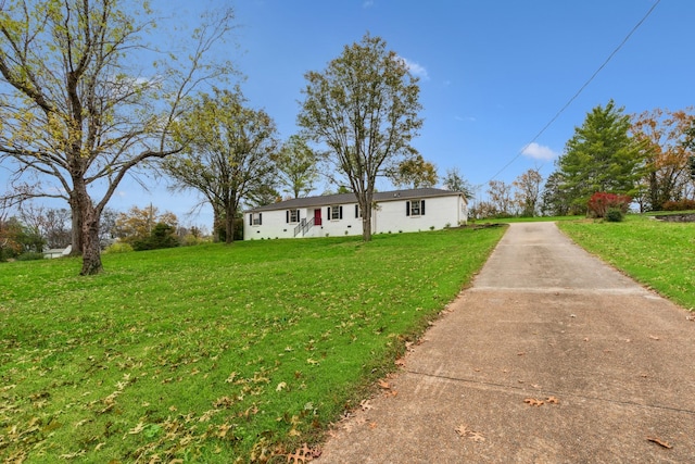 view of front of house featuring a front lawn