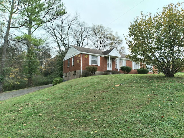 single story home with a front lawn