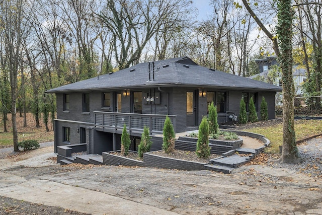 view of front of property featuring covered porch