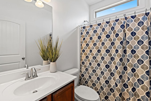 full bath with toilet, a shower with curtain, and vanity