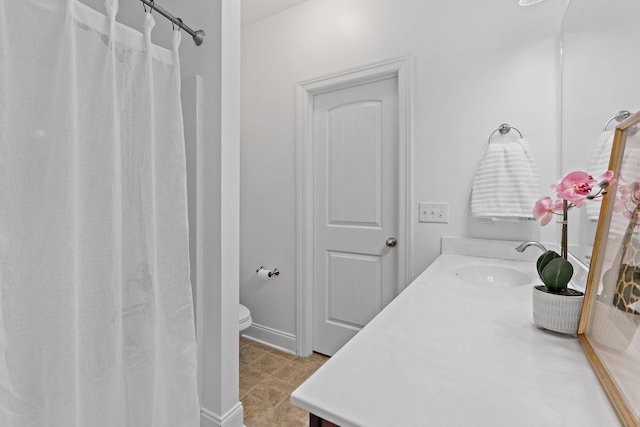 full bath featuring toilet, vanity, a shower with curtain, baseboards, and tile patterned floors