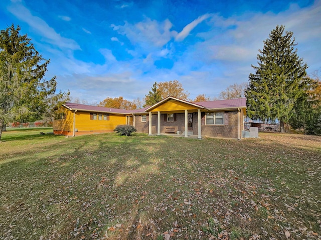 view of front of house with a front yard