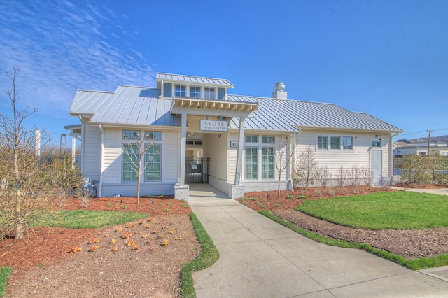 view of front of house featuring a front lawn