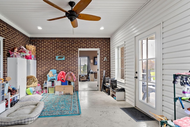 sunroom with ceiling fan