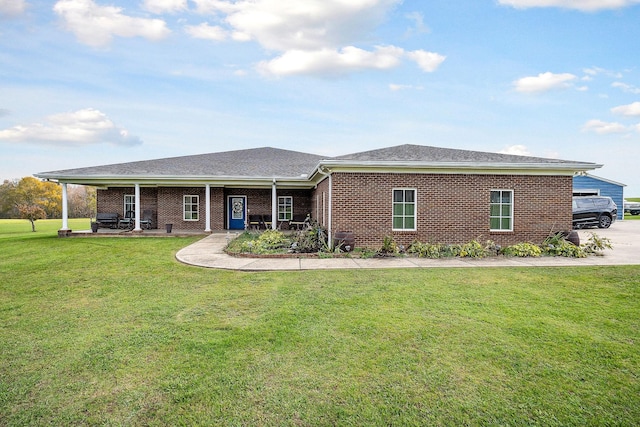 ranch-style house featuring a front yard