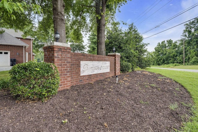 view of community / neighborhood sign