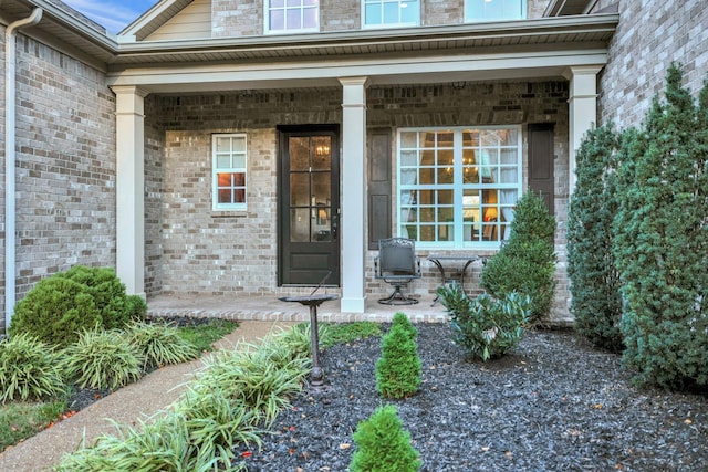 property entrance featuring a porch