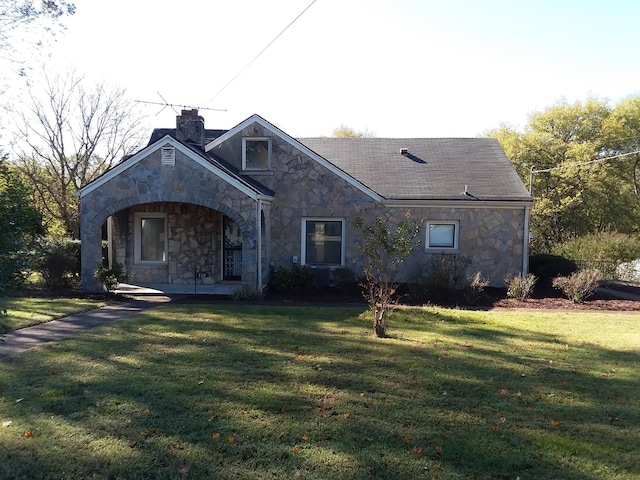 view of front of property featuring a front yard