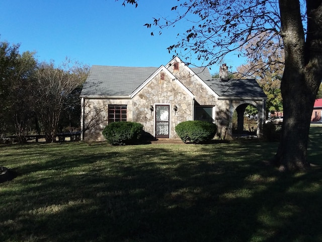 view of front of property featuring a front lawn