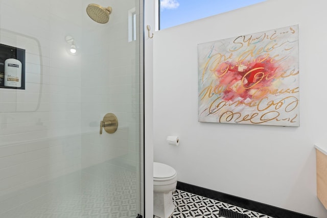 bathroom with tiled shower, tile patterned floors, and toilet