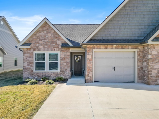 craftsman house featuring a garage and a front lawn