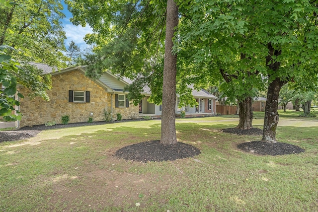 view of front of property featuring a front yard