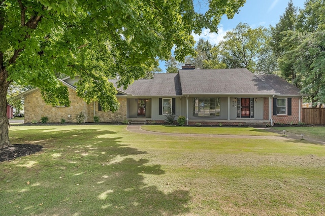 ranch-style house featuring a front yard