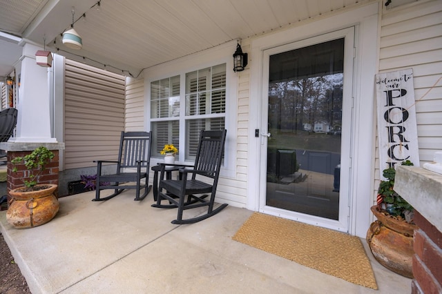 property entrance with covered porch