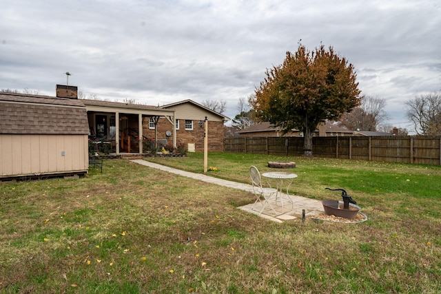 view of yard featuring a fire pit