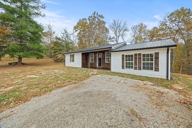 single story home featuring a front lawn