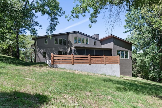 view of front of property featuring a wooden deck and a front yard