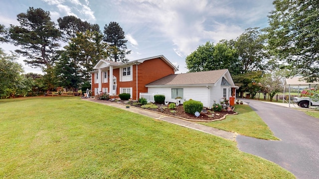 view of front of home featuring a front yard