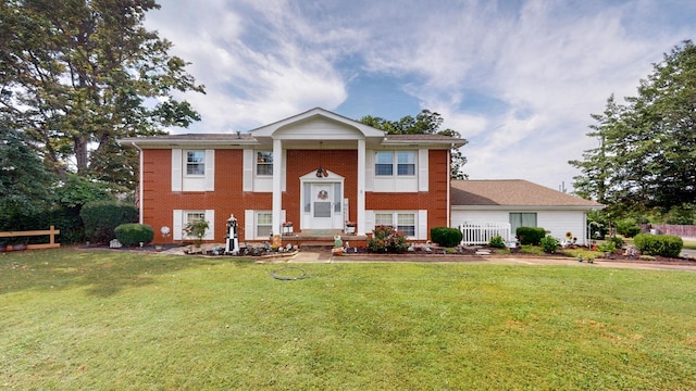 split foyer home with a front yard