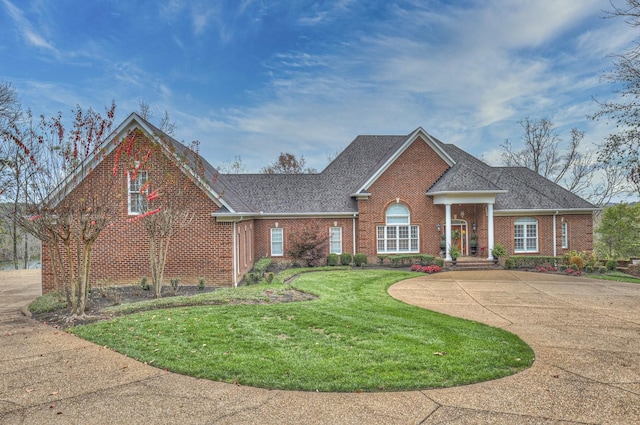 view of front of home featuring a front yard