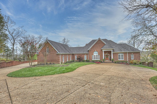 view of front facade featuring a front yard