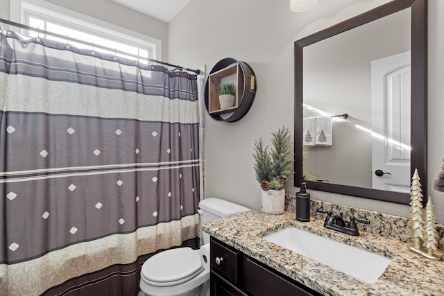 bathroom with toilet, a shower with curtain, and vanity