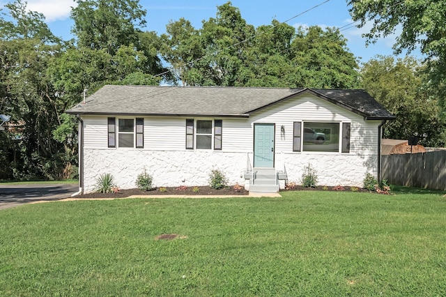 ranch-style home featuring a front lawn