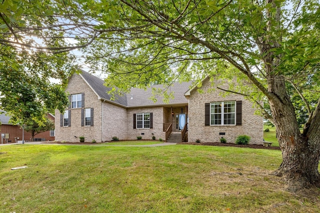 view of front of house featuring a front lawn