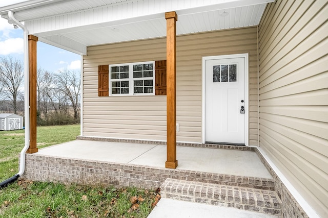 property entrance featuring a lawn