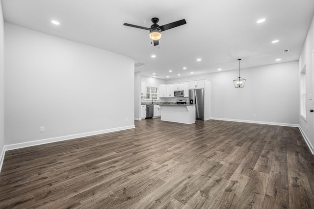 unfurnished living room featuring recessed lighting, baseboards, dark wood-style floors, and a ceiling fan