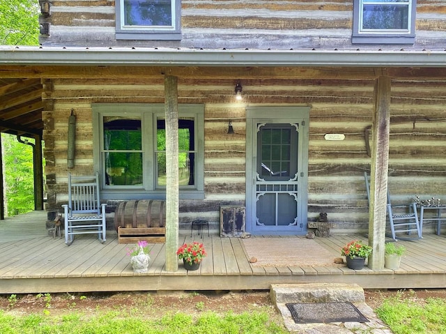 doorway to property with covered porch