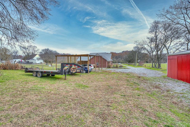 view of yard featuring an outdoor structure