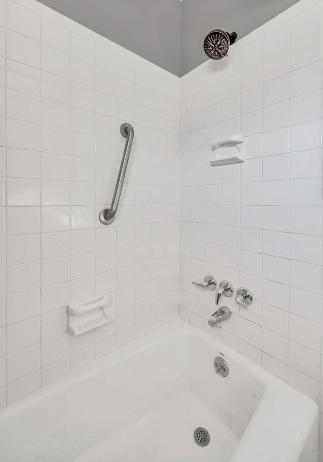 bathroom featuring tiled shower