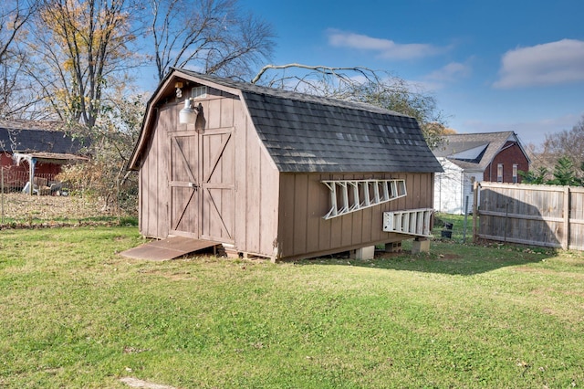 view of outdoor structure featuring a yard