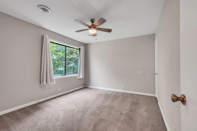 unfurnished room with carpet flooring and ceiling fan