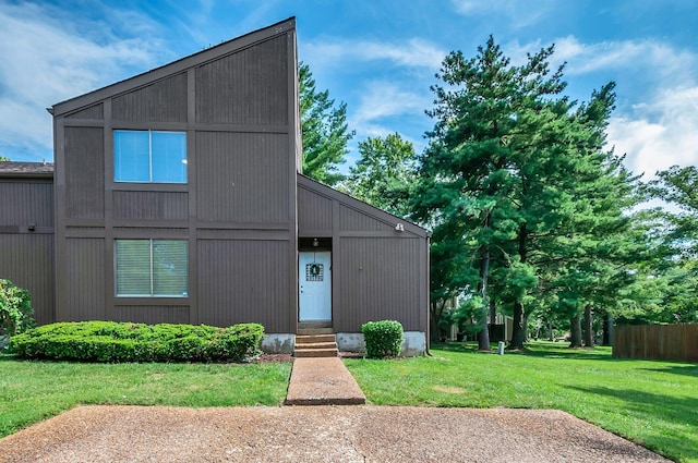 modern home featuring a front lawn