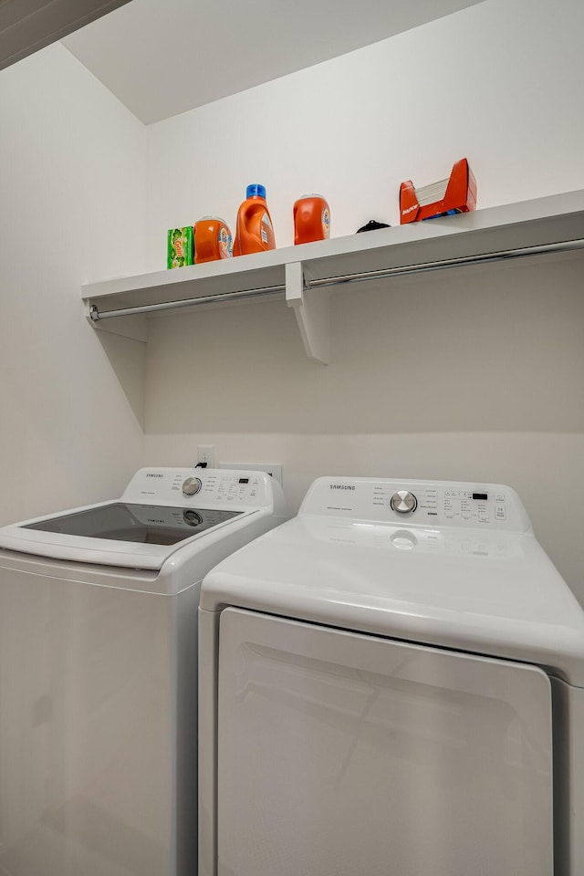 washroom featuring washing machine and clothes dryer